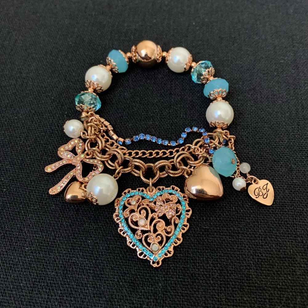 Betsey Johnson rhinestone bow and golden heart charms stretchy bracelet NWOT